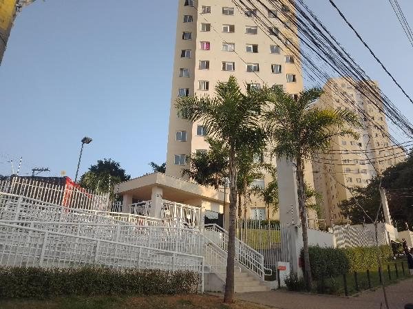 Condomínio residencial com torre de apartamentos